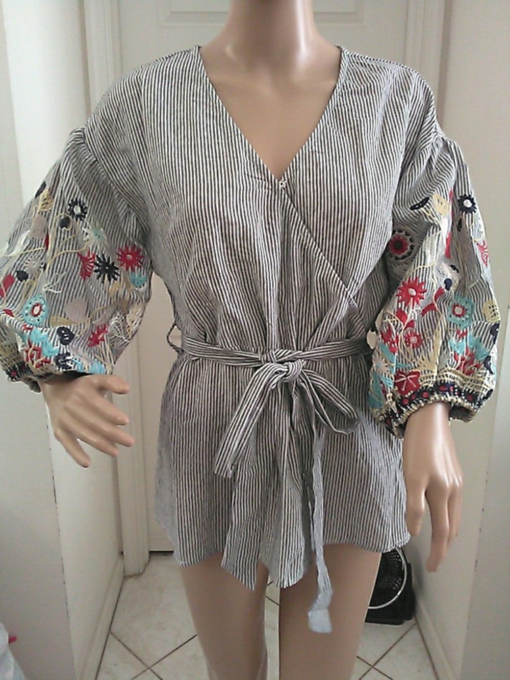 LK NEW R.D KOKO Striped V-Neck Embroidered Balloon Sleeve Tunic - Black/White LG